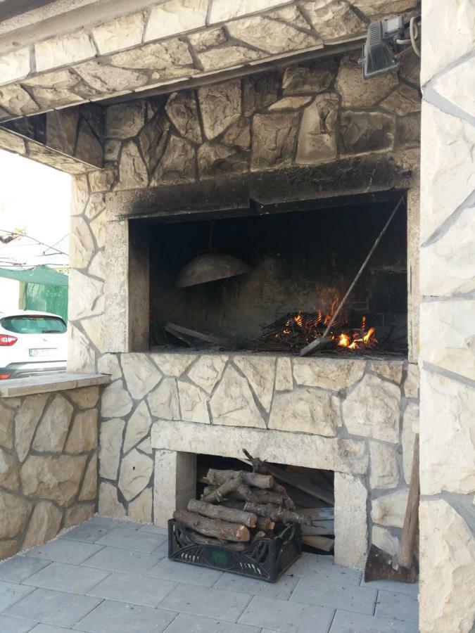 Ana I Ljubo Apartment ซูโกชัน ภายนอก รูปภาพ